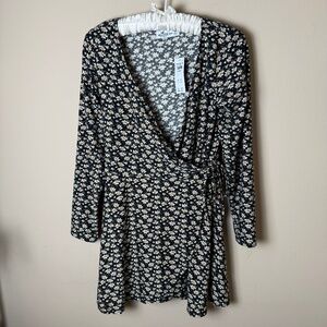 NWT Hollister Wrap Mini Dress Womens Medium Short Black Ditsy Floral Daisy